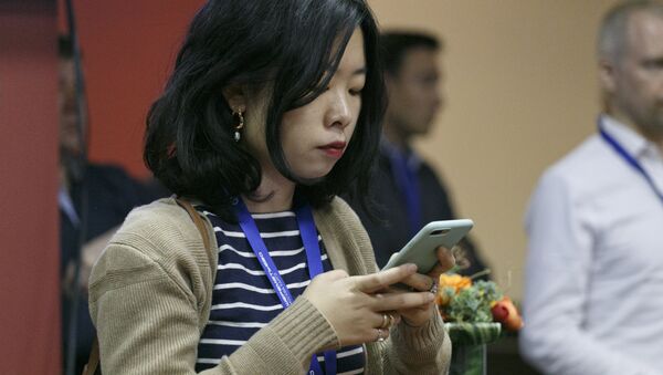 Китаянка с телефоном в руках - 俄罗斯卫星通讯社
