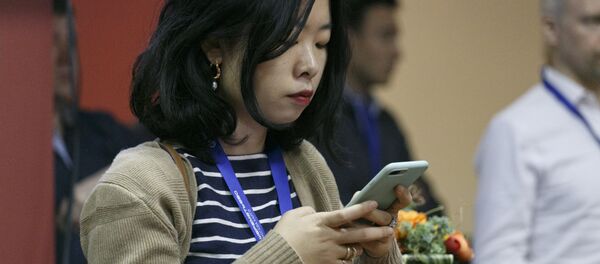 Китаянка с телефоном в руках - 俄羅斯衛星通訊社