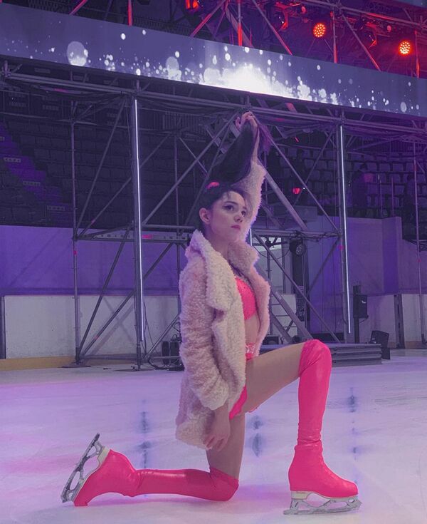 俄花滑名將梅德韋傑娃穿著袒露驚倒粉絲 - 俄羅斯衛星通訊社