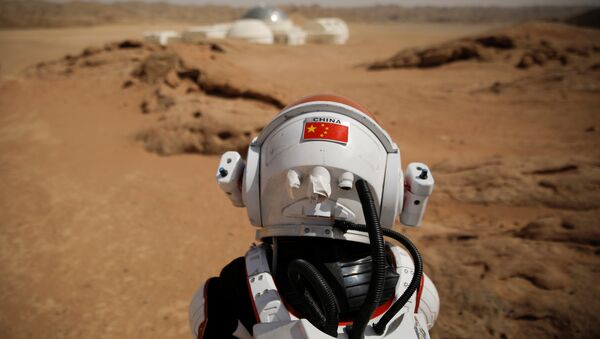 A staff member wearing a mock space suit poses in the Gobi Desert near the C-Space Project Mars simulation base outside Jinchang - 俄羅斯衛星通訊社