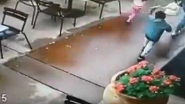 兄妹二人躲開闖進餐館的車輛 - 俄羅斯衛星通訊社