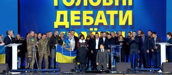 澤倫斯基同波羅申科在辯論中下跪 - 俄羅斯衛星通訊社