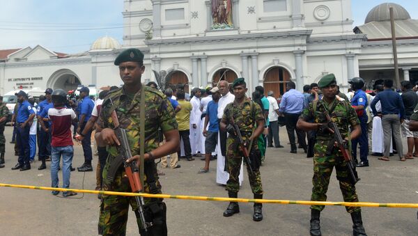 Sri Lankan security personnel keep watch outside the church premises following a blast at the St. Anthony's Shrine in Kochchikade in Colombo on April 21, 2019. - 俄罗斯卫星通讯社