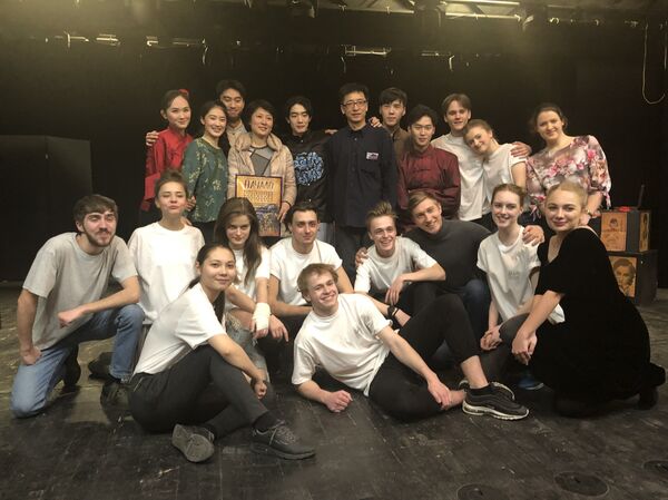 中戏师生与俄罗斯戏剧艺术学院学生合影 - 俄罗斯卫星通讯社