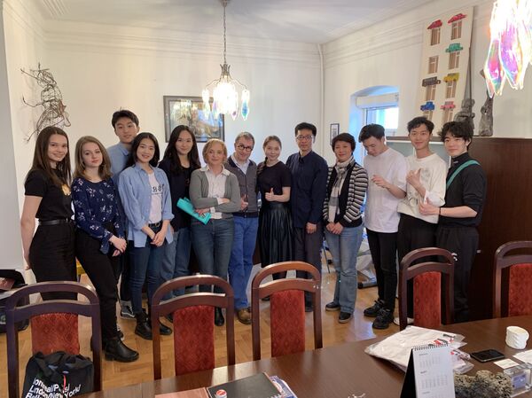 中戏师生们与俄罗斯戏剧艺术学院校长及老师们合影 - 俄罗斯卫星通讯社