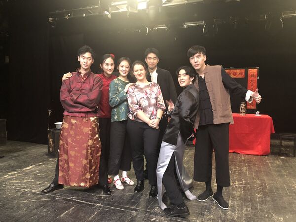 中戏学生演出结束后与俄罗斯观众合影 - 俄罗斯卫星通讯社