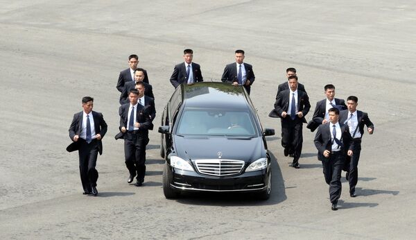 朝鮮領導人金正恩專車周圍的保鏢，韓國。 - 俄羅斯衛星通訊社