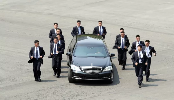 朝鮮領導人金正恩專車周圍的保鏢,韓國。 朝鮮領導人金正恩專車周圍的保鏢,韓國。 - 俄羅斯衛星通訊社