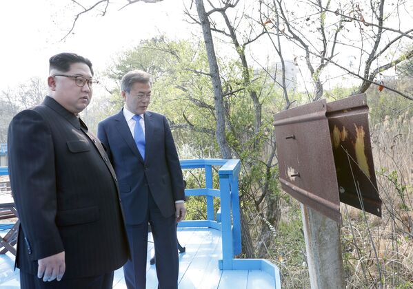 朝鲜最高领导人金正恩与朝鲜总统文在寅在韩国举行会晤。 - 俄罗斯卫星通讯社