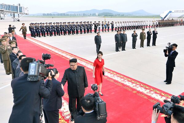 朝鮮領導人金正恩攜夫人李雪主現身平壤國際機場。 - 俄羅斯衛星通訊社