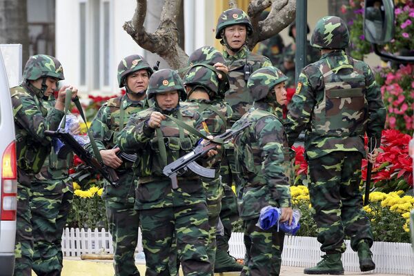 朝鲜最高领导人金正恩将抵达越南阳东市镇火车站，图为车站的越南士兵。 - 俄罗斯卫星通讯社