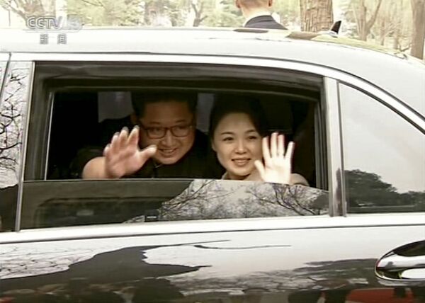 朝鲜最高领导人金正恩与夫人李雪主现身北京。 - 俄罗斯卫星通讯社
