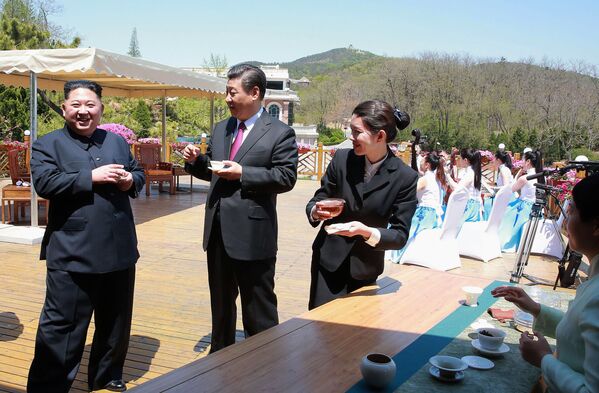 朝鲜最高领导人金正恩与中国国家主席习近平在大连饮茶。 - 俄罗斯卫星通讯社
