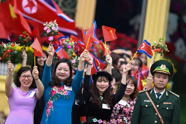 越南人民在同登市鎮火車站迎接朝鮮最高領導人金正恩。 越南人民在同登市鎮火車站迎接朝鮮最高領導人金正恩。 - 俄羅斯衛星通訊社
