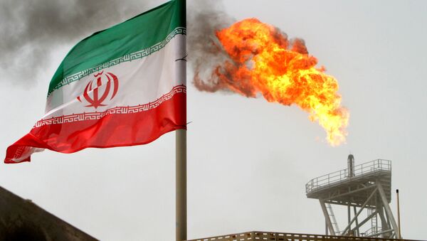 Иранский флаг на фоне нефтяного месторождения. - 俄羅斯衛星通訊社