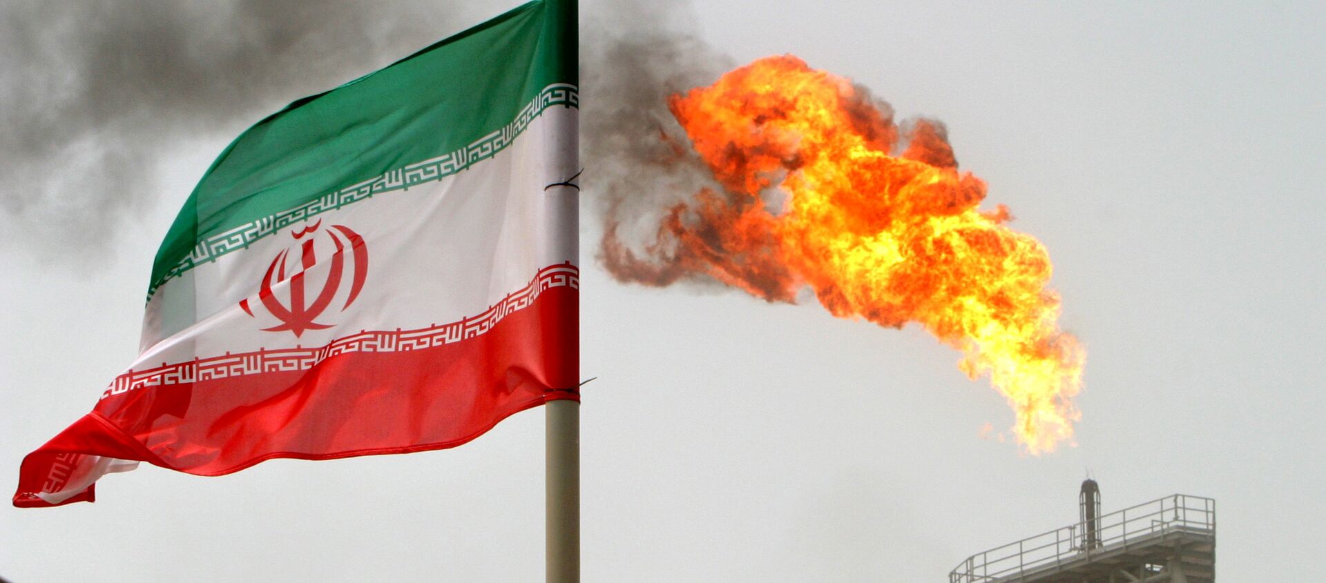 Иранский флаг на фоне нефтяного месторождения. - 俄羅斯衛星通訊社, 1920, 13.12.2020