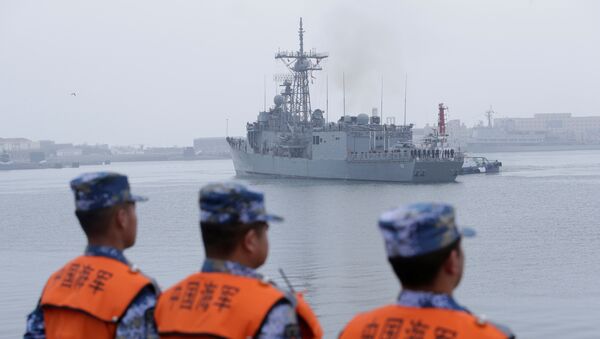 The Royal Australian Navy's Adelaide class guided missile frigate HMAS Melbourne (III) arrives at Qingdao Port for the 70th anniversary celebrations of the founding of the Chinese PLAN in Qingdao - 俄罗斯卫星通讯社