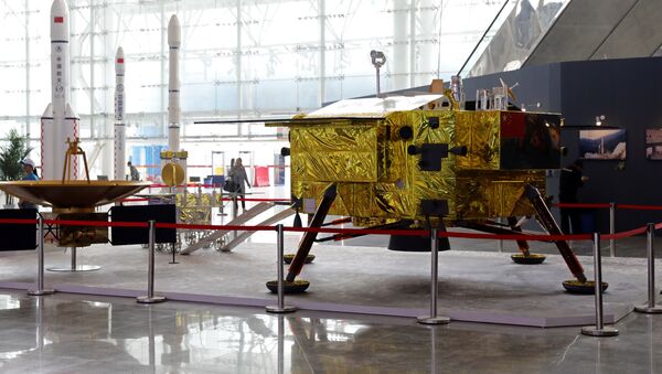 Chang'e 4 lunar probe model is seen at an exhibition to mark China's Space Day 2019 on April 24, in Changsha - 俄罗斯卫星通讯社