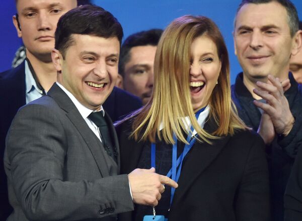 乌克兰总统候选人弗拉基米尔·泽连斯基和自己的妻子叶连娜·泽连斯卡娅在基辅奥林匹克体育场与乌克兰现任总统彼得·波罗申科的辩论中。 - 俄罗斯卫星通讯社