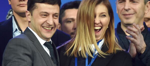 Кандидат в президенты Владимир Зеленский с женой Еленой во время дебатов с президентом Украины Петром Порошенко на Олимпийском стадионе в Киеве - 俄罗斯卫星通讯社