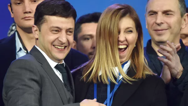 Кандидат в президенты Владимир Зеленский с женой Еленой во время дебатов с президентом Украины Петром Порошенко на Олимпийском стадионе в Киеве - 俄羅斯衛星通訊社