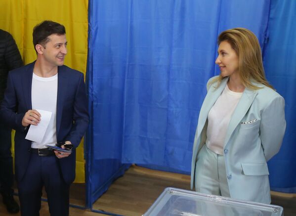 乌克兰总统选举第二轮投票日，乌克兰总统候选人、演员弗拉基米尔·泽莲斯基和妻子叶连娜在投票站。 - 俄罗斯卫星通讯社