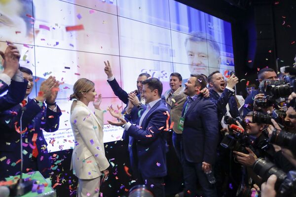 在进行完第二轮总统选举投票后，乌克兰总统候选人、演员弗拉基米尔·泽莲斯基和妻子叶连娜在基辅庆祝胜利。 - 俄罗斯卫星通讯社