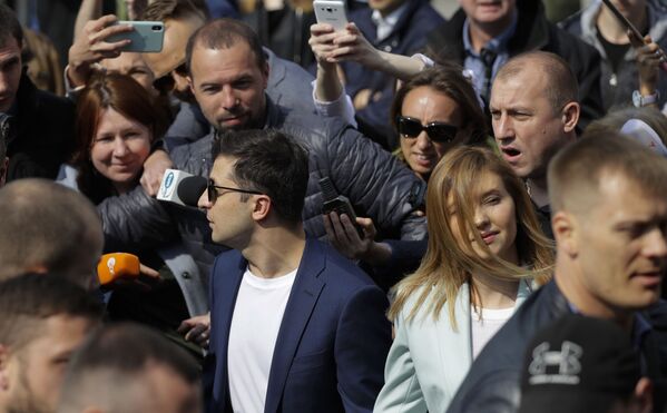 乌克兰总统候选人、演员弗拉基米尔·泽连斯基和自己的妻子叶连娜。 - 俄罗斯卫星通讯社