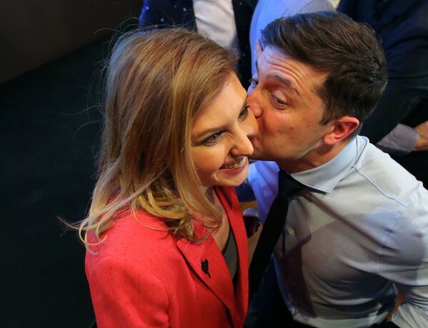 乌克兰总统候选人、演员弗拉基米尔·泽连斯基和自己的妻子叶连娜在自己位于基辅的竞选总部。 - 俄罗斯卫星通讯社