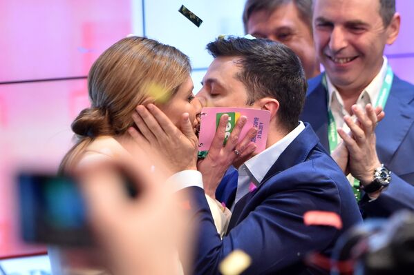 烏克蘭總統候選人、演員弗拉基米爾·澤連斯基和自己的妻子葉連娜。 - 俄羅斯衛星通訊社