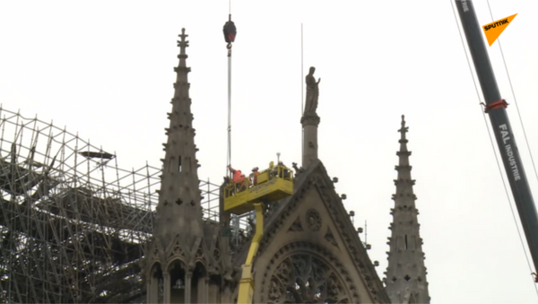 巴黎圣母院被盖上帆布防雨 - 俄罗斯卫星通讯社
