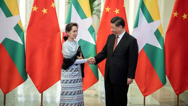 Председатель КНР Си Цзиньпин и государственный советник Мьянмы Аун Сан Су Чжи - 俄罗斯卫星通讯社