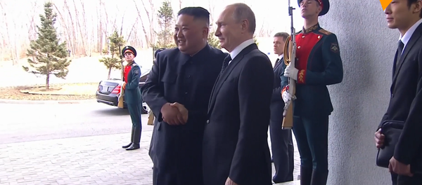 普京在远东联邦大学门前迎接金正恩 普京在远东联邦大学门前迎接金正恩 - 俄罗斯卫星通讯社