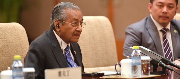 Премьер-министр Малайзии Махатхир Мохамад с председателем КНР Си Цзиньпином Премьер-министр Малайзии Махатхир Мохамад с председателем КНР Си Цзиньпином - 俄羅斯衛星通訊社