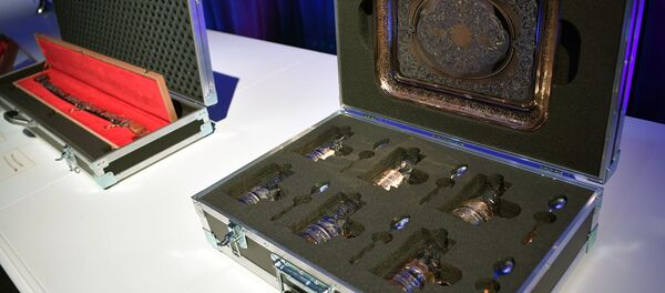 军刀和旅行茶具套装 - 俄罗斯卫星通讯社