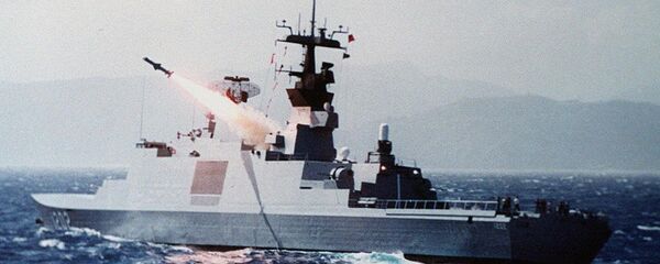 Военный корабль ВМС Франции запускает ракету около южного побережья Тайваня. - 俄羅斯衛星通訊社