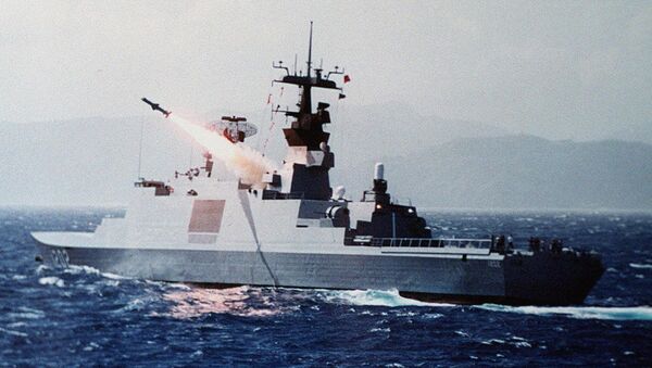 Военный корабль ВМС Франции запускает ракету около южного побережья Тайваня. - 俄羅斯衛星通訊社