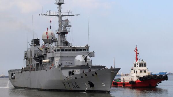 A tugboat escorts French Navy frigate Vendemiaire on arrival for a goodwill visit at a port in Metro Manila - 俄羅斯衛星通訊社