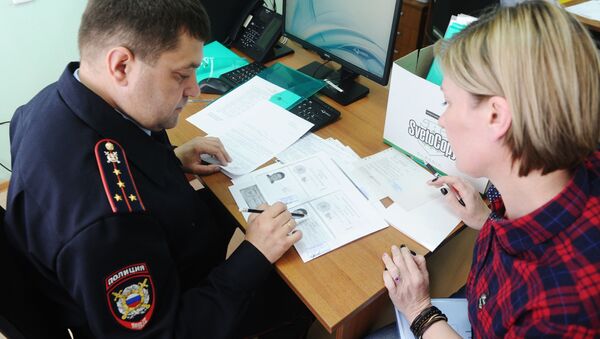 頓涅茨克移民局前排隊申請俄羅斯護照 - 俄羅斯衛星通訊社