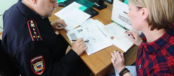 顿涅茨克移民局前排队申请俄罗斯护照 - 俄罗斯卫星通讯社