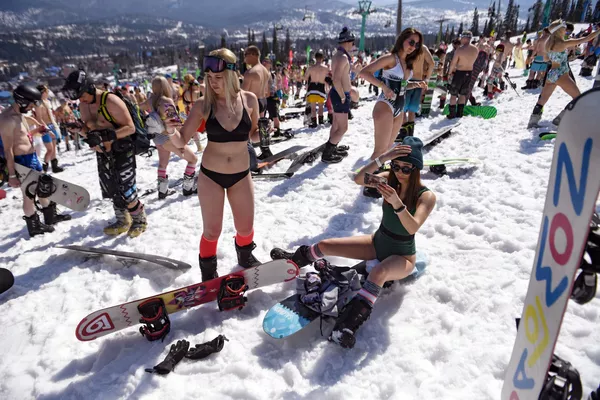 俄羅斯捨列格什滑雪勝地GrelkaFest音樂節上的比基尼女郎。 俄羅斯捨列格什滑雪勝地GrelkaFest音樂節上的比基尼女郎。 - 俄羅斯衛星通訊社