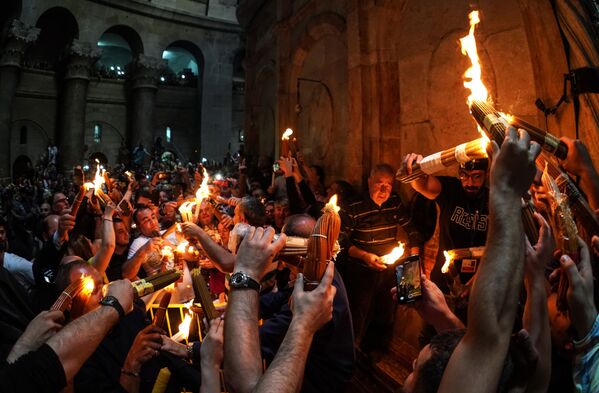 信徒在耶路撒冷聖墓教堂慶祝聖火降臨。 - 俄羅斯衛星通訊社