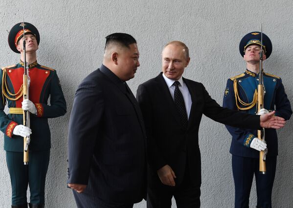 朝鲜最高领导人金正恩与俄罗斯总统弗拉基米尔·普京在俄罗斯岛举行会晤。 - 俄罗斯卫星通讯社