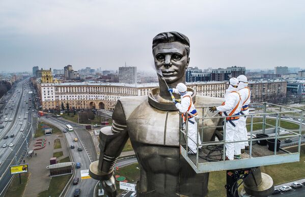 市政工作者正在清洗莫斯科列宁大街上的尤里·加加林雕像。 - 俄罗斯卫星通讯社