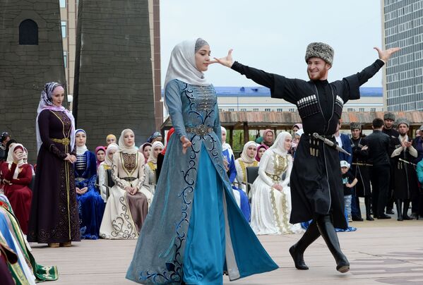 演员在格罗兹内国立戏剧音乐厅旁表演，庆祝车臣语日。 - 俄罗斯卫星通讯社