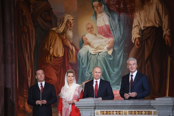 俄罗斯总统弗拉基米尔·普京和俄罗斯总理德米特里·梅德韦杰夫在基督救世主主教座堂参加复活节礼拜。 - 俄罗斯卫星通讯社