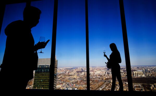 “莫斯科城”國際商務中心“聯邦塔”89層PANORAMA360觀景台上的遊客。 - 俄羅斯衛星通訊社