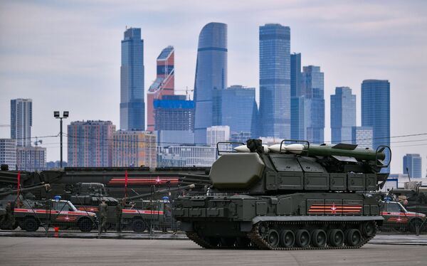 从阿拉比诺训练场运至莫斯科准备参加5月9日胜利日阅兵的军事装备。 - 俄罗斯卫星通讯社
