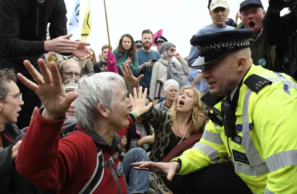 警員在倫敦街頭與反環境污染抗議活動參與者交流。 警員在倫敦街頭與反環境污染抗議活動參與者交流。 - 俄羅斯衛星通訊社