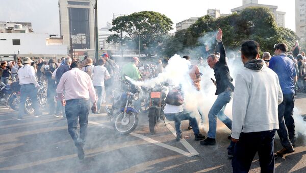 Применение слезоточивого газа возле авиабазы имени генерала Франциско де Миранда La Carlota в Каракасе, Венесуэла - 俄罗斯卫星通讯社